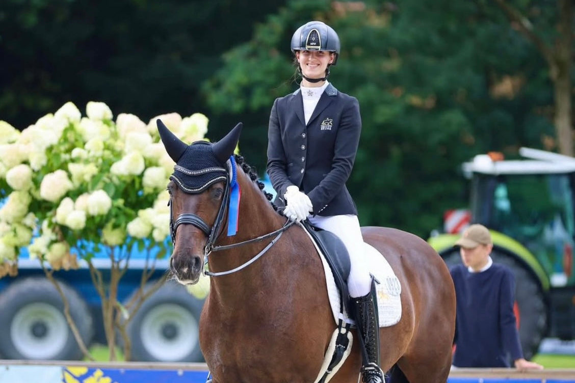 Emma Agne during the award ceremony while wearing a JuulC show jacket